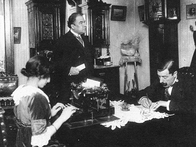 Ruben Darío va a España con el motivo del IV Centenario del Descubrimiento.