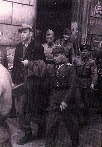 El Partido Nazi austriaco es declarado ilegal en Austria.