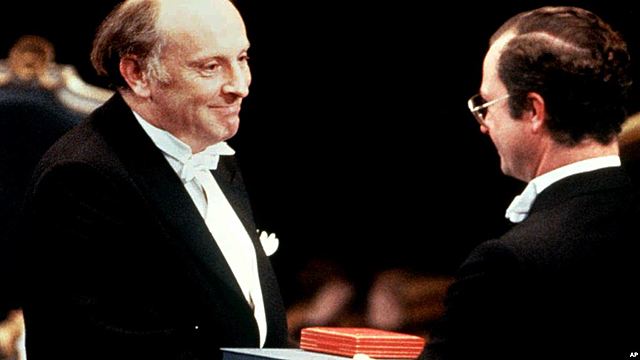 Нобелевскую премию вручают Бродскому