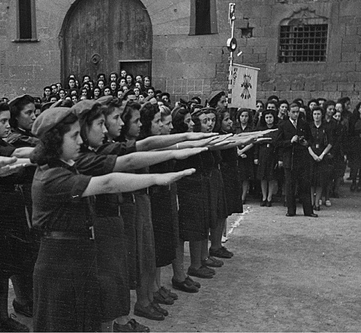 Juramento de las nuevas afiladas en la Sección Femenina