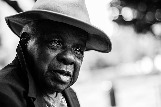 Muere el padre de mandela, y asciende al trono