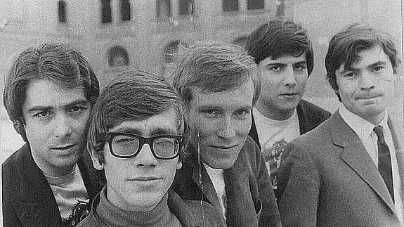 Los Bravos (grupo español de música rock creado en los 60,formado por:Antonio Martínez,Manolo Fernández,Miguel Vicens,Pablo Sanllehí,Michael Kogel y Álvaro Serrano Calderón)