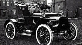 Timeline: 17 октября 1902 года появился первый автомобиль марки Cadillac, После того как автомобиль дебютировал на Нью-Йоркской автомобильной выставке, компания получила 2 286 заказов на него.