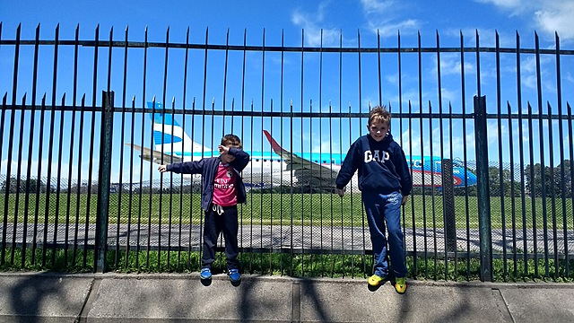 Esperando a mama! y ver los aviones!