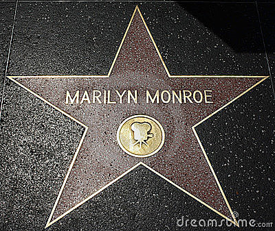 empieza a trabajar en holliwood