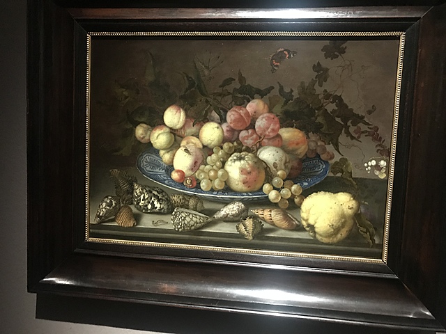 Stilleven met vruchten op blauwe schaal en schelpen