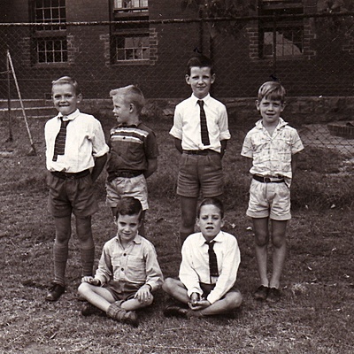 Timeline: Linea del Tiempo: Tras los pasos de la infancia y la adolescencia