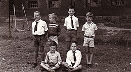 Timeline: Linea del Tiempo: Tras los pasos de la infancia y la adolescencia