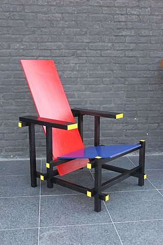 Rood-blauwe stoel door Gerrit Rietveld