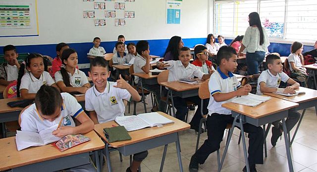 ENTREGA DE KITS ESCOLARES