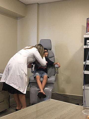 Lucas em consulta médica