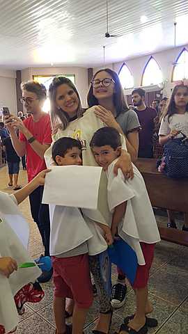 Família na missa das crianças na Igreja Auxílio dos Cristãos