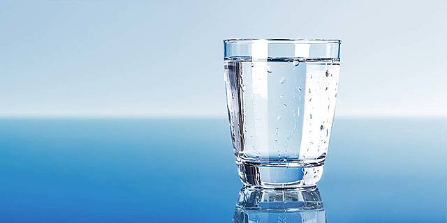 Se formo una teoria del agua como agente causal de la enfermedad que manchaba los dientes.