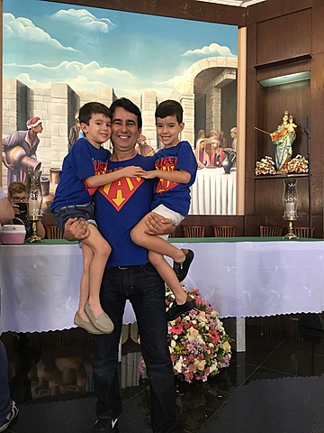 Super Pai na missa com os meus anjinhos.