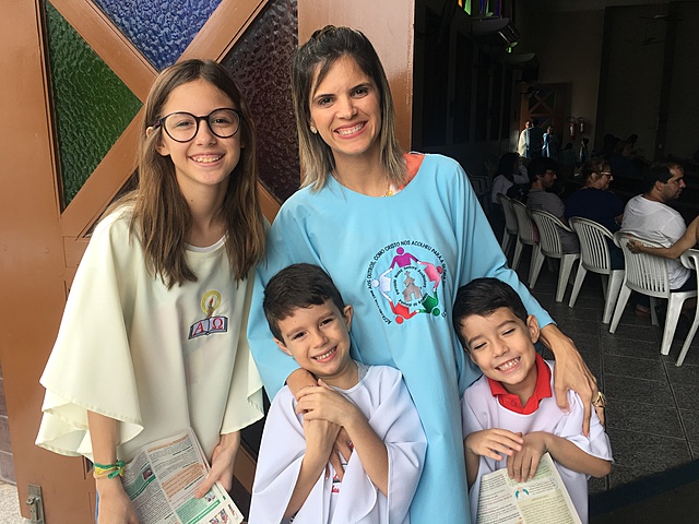 Na missa das crianças. Servindo ao senhor !