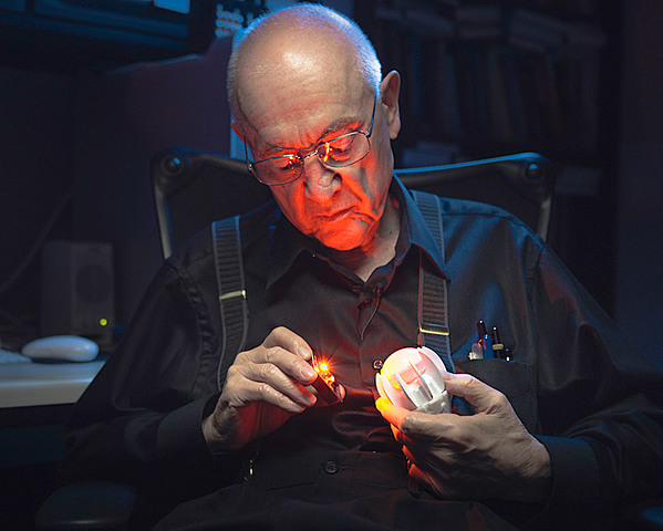 Primer diodo luminiscente