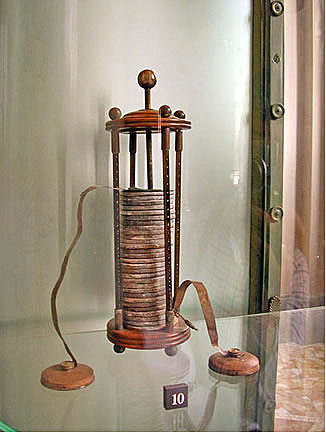 Alessandro Volta faz a primeira bateria (conhecida como Pilha Voltaica)