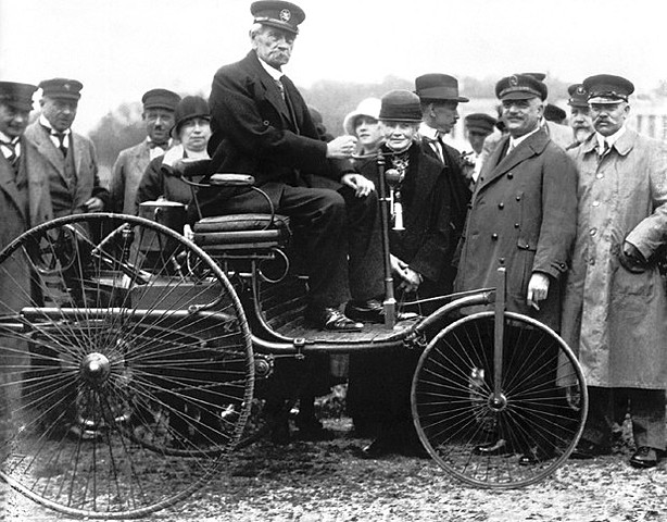 Karl Benz constrói um carro com motor a gasolina