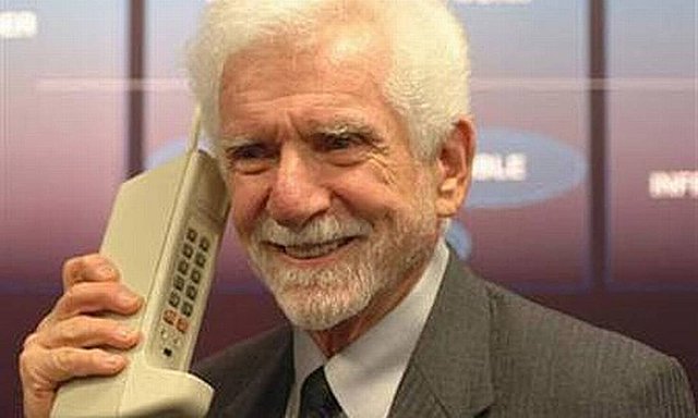 artin Cooper desenvolve o primeiro celular portátil (celular)