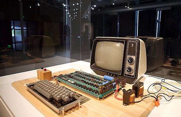 Steve Wozniak e Steve Jobs lançam o Apple I: um dos primeiros computadores domésticos pessoais do mundo