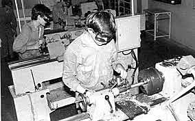 Escuelas industriales - formación de técnicos.
