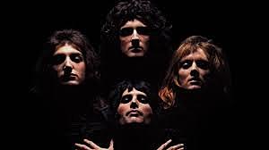 Queen ha presentado bajas de dos de sus miembros (Mercury, fallecido en 1991, y Deacon, retirado en 1997),