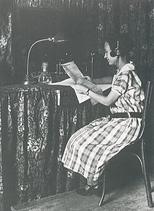 La primera emisión de radio para la educación  de adultos