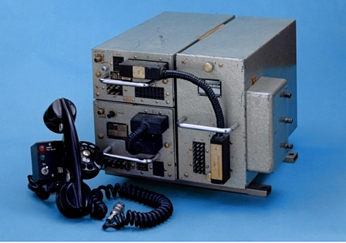 Cada compañía hacía uso de su propio sistema. Ejemplo de ello es Mobile Telephone System A (MTA) phone que se podía integrar en un vehículo en el año 1956, y tuvo un total de 125 usuarios en Suecia hasta 1967. Era móvil, ¡pero tenía un peso de 40 kilos!