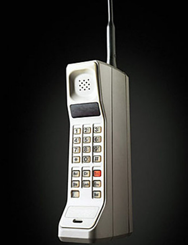 DynaTAC 8000X - Se desarrollo el primer movil del mercado que tenia aspecto de los hoy tan de moda teléfonos inalámbricos.