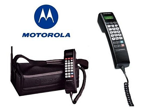 Motorola 2900,la compañia de Motorola lanzó un teléfono pensado para ser utilizado en coches. El tipo de teléfonos se conoce como Bag Phone