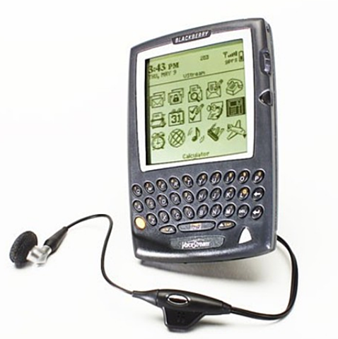 La compañía RIM comienza a despegar, presentó su BlackBerry 5810, el primer modelo de la serie BlackBerry en integrar soporte de datos móvil