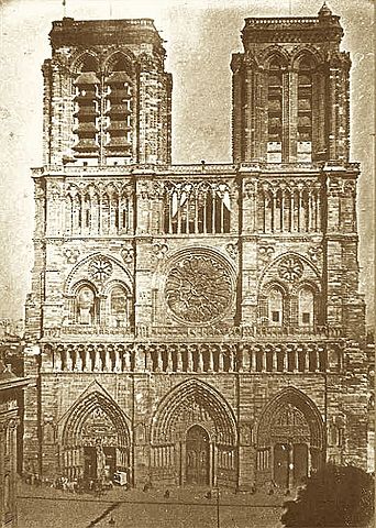 s'inicia la construcció de Notre Dame