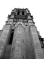 Part superior de la façana i les dues torres.