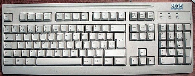 IBM introduce el teclado extendido de 101 teclas