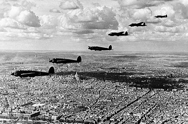 París es bombardeado.