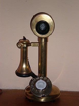 PRIMER TELEFONO EN 1876