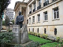 A instancias del poeta