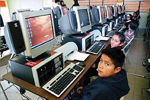 Inició la dotación de equipos de computadoras en planteles educativos de todo país