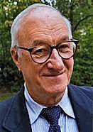 Albert Bandura  es un psicólogo canadiense cuya familia es originaria de Ucrania. Se centró en estudios de tendencia conductual-cognitiva.