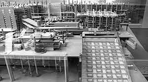 Primera computadora electromagnética programable con una cinta perforada