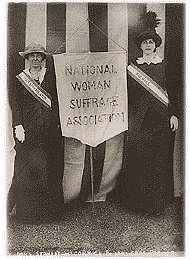 Elizabeth Cady Stanton y Susan B. Anthony fundaron la Asociación Nacional pro Sufragio de la Mujer (NWSA).