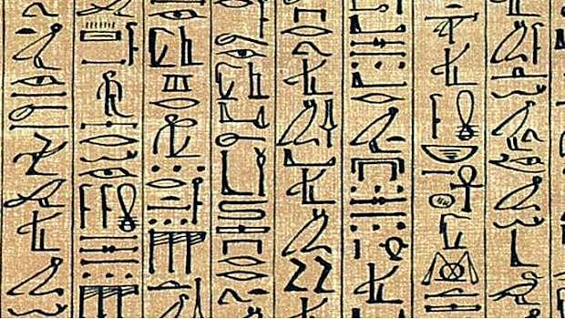 En Egipto se comienzan a emplear las escrituras jeroglífica, hierática y demótica