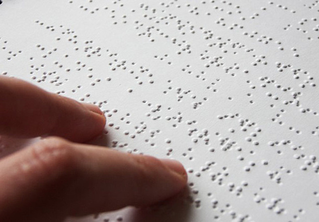Aparece el primer libro en braille.