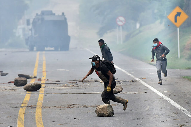 Indígenas creen que un francotirador mató a policía en protestas en el Cauca