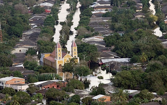Desbordamiento del canal dique en el Atlantico