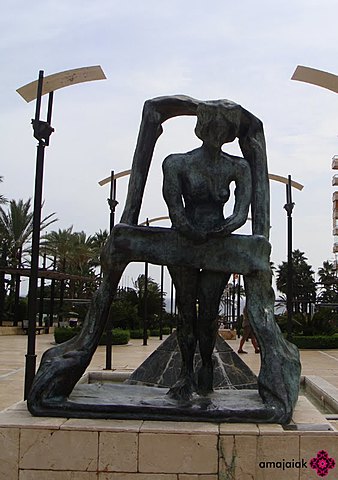 Gala asomada a la ventana van Salvador Dalí