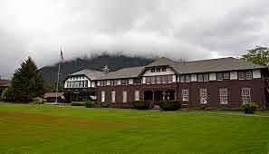 Kelly obtiene un trabajo en Sheldon Junior College.