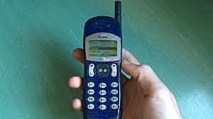 En el año de 1998 Nokia saca nokia 8810. Fue el primer terminal candy bar