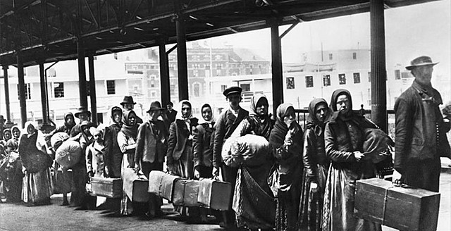 La educación y los inmigrantes o desplazados.