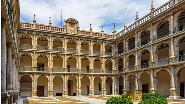 Estudia en la Universidad de Alcalá